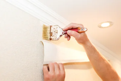 Pose de papier peint à Piana — revêtements muraux et toiles de verre